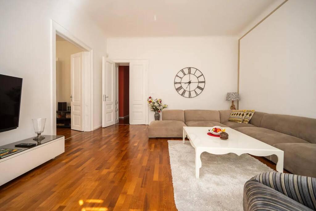 Luxury 2bdr In *