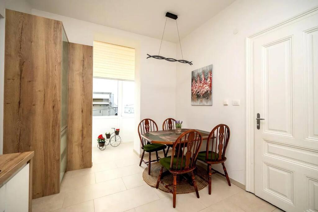 Apartment Luxury 2bdr In Budapest